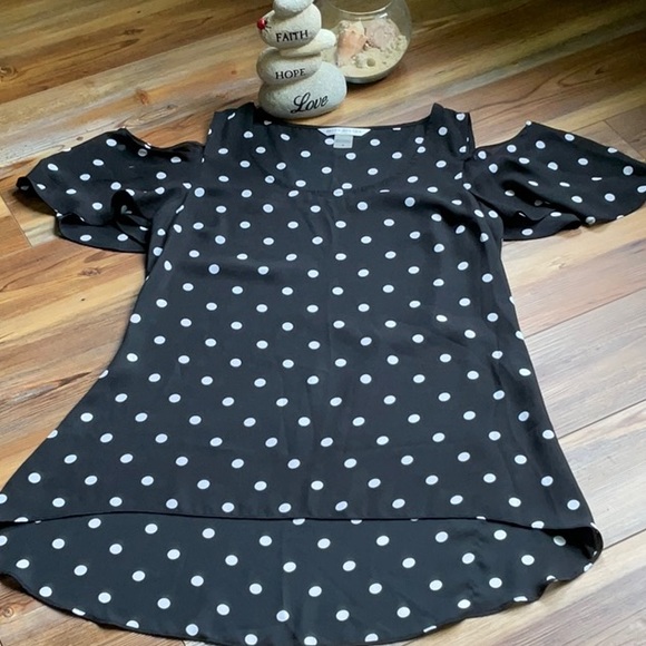 Peter Nygard Tops - 💖Peter Nygard black/white polka dot top with peek a boo shoulders